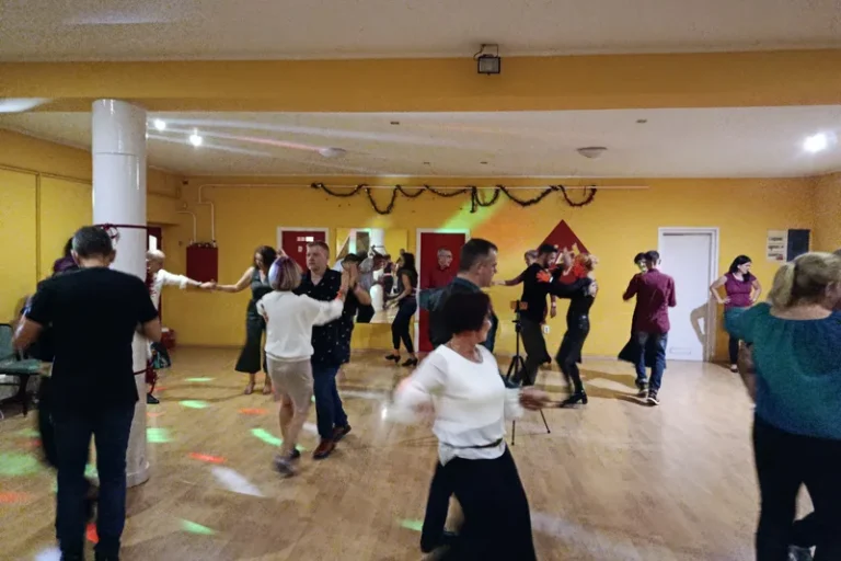 Élő tánc a JoyDance teremben — Budapest XVII. ker.